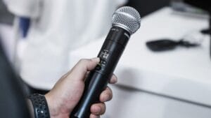 Kinh Nghiệm Chọn Micro Không Dây Chuyên Nghiệp Cho Sân Khấu